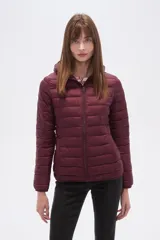 Campera puffer color borgoña, de manga larga y con capucha.