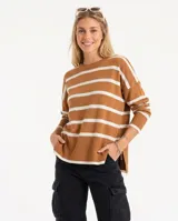 Sweater de punto rayado en tonos tostado y blanco, con cuello redondo, mangas largas y diseño holgado con tajos laterales en el ruedo.