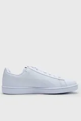 Championes deportivos Puma Up para hombre, de color blanco con la característica franja lateral en negro y el logo de la marca en el lateral y la lengüeta.
