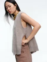 Chaleco tejido sin mangas con escote en V, confeccionado en cashmere con textura suave y diseño de líneas simples.