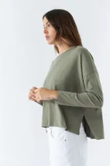 Remera celeste de algodón, de manga larga y cuello redondo.