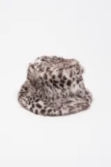 Gorro tipo bucket de pelo sintético con estampado animal print en tonos grises y blancos, de diseño suave y estructura clásica de pescador.