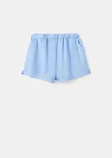 Short celeste con sutiles rayas verticales blancas, de tiro regular y silueta relajada, con cintura elástica.