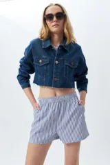 Short a rayas verticales celestes y blancas con elástico en la cintura.