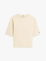 Remera de corte amplio y mangas anchas de Tommy Hilfiger, confeccionada en punto de puro algodón de color amarillo claro. Cuenta con cuello redondo y el logo de la marca estampado en el pecho.