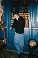 Jean de corte baggy con diseño de rayas verticales finas en denim azul, tiro alto y bolsillos laterales.