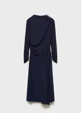 Vestido midi de color azul marino con diseño evasé, cuello barco y manga larga. Presenta cintura fruncida, bajo asimétrico y cierre de cremallera en la parte posterior.