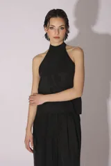 Blusa sin mangas color gris azulado, con cuello alto y escote halter.