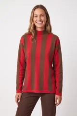Buzo de punto con cuello alto y mangas largas, con un diseño de rayas verticales anchas en color rojo y marrón.