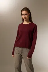Sweater de punto con cuello redondo, manga larga y diseño de corte holgado. Presenta un acabado con destellos de lurex.