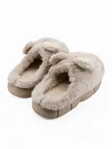 Pantuflas de peluche color tostado con diseño de cara de koala, orejas sobresalientes y suela de goma.