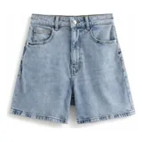Short tipo bermuda de jean en color azul claro, con diseño de cinco bolsillos, cierre frontal con botón y costuras reforzadas.