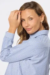 Camisa de manga larga con cuello clásico y corte recto, a rayas verticales rosas y blancas.