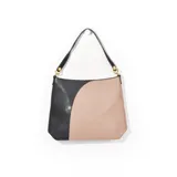 Bolso tipo tote de cuero sintético, con diseño color block en negro y beige. Tiene correa de hombro negra y herrajes dorados.