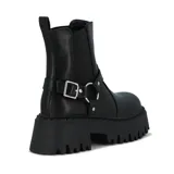 Bota negra de caña media, con elástico en los laterales, hebilla decorativa y suela track.