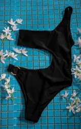 Traje de baño enterizo blanco con un solo hombro y aro dorado en la cadera.