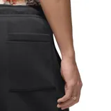 Pantalon de jogging Nike Jordan, confeccionado en tejido fleece color negro, con cintura elástica ajustable mediante cordón, puños elásticos en los tobillos y logo Jumpman bordado en color rojo en la pierna izquierda.