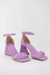 Sandalias color crema con tira delgada sobre los dedos, pulsera al tobillo con hebilla y taco geométrico.