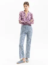 Pantalón de tiro alto y corte recto confeccionado en algodón bordado con diseño de flores, con bolsillos en la parte trasera.
