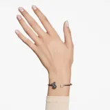 Brazalete rígido abierto bañado en rutenio con motivo de cisne elaborado con cristales Swarovski ReCreated™ negros y cristal transparente en engaste de garra.