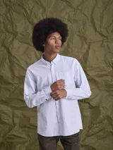 Camisa de manga larga confeccionada en tejido Oxford de algodón, con cuello abotonado y bolsillo frontal en el pecho.