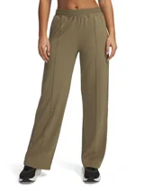 Pantalón de entrenamiento Under Armour modelo Meridian, de corte recto y pierna ancha. Presenta cintura elástica de tiro medio, bolsillos laterales y detalle de costuras verticales tipo pliegue en el frente.