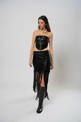 Falda midi negra de cuero sintético con flecos largos y abertura lateral.