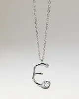 Collar de plata 925 con colgante en forma de letra E de diseño orgánico, decorado con una circonia incrustada.