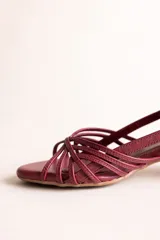 Sandalias de taco bajo cuadrado de 4 cm, color dorado, con múltiples tiras finas cruzadas en el empeine y tira ajustable en el talón.
