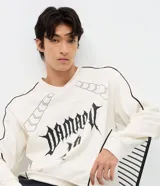 Remera de manga larga con corte boxy, cuello redondo y diseño urbano. Confeccionada en algodón, presenta recortes contrastantes en el cuerpo y mangas, junto con una estampa frontal con lettering Damaged 10.