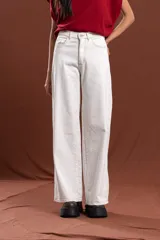 Jean wide leg color arena, de tiro medio-alto, con lycra para un ajuste cómodo.