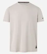 Remera deportiva de hombre con tecnología dry fit, cuello redondo y manga corta. Presenta un diseño liso en color beige con una pequeña etiqueta decorativa en el dobladillo.