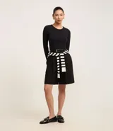 Blusa de algodón color negro, de corte ajustado, con cuello redondo y mangas largas.