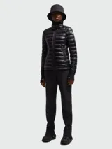 Campera puffer Moncler modelo Walibi, color negro con acabado brillante, diseño acolchado horizontal, cierre frontal y cuello alto.