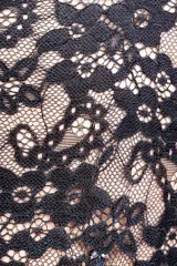 Body negro de encaje con escote en V y breteles finos.