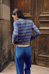 Pantalón largo recto color azul con efecto lavado, tiro medio y cintura elástica ajustable con cordón. Cuenta con bolsillos laterales ocultos.
