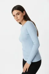 Remera de manga larga y cuello redondo, de corte clásico y ajuste entallado.