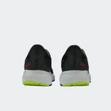 Championes de running New Balance modelo 880v13, color negro con detalles en rojo y verde neón. Presentan entresuela Fresh Foam X para mayor amortiguación y suela de goma NDurance para mayor durabilidad. Confeccionados con parte superior de malla técnica.