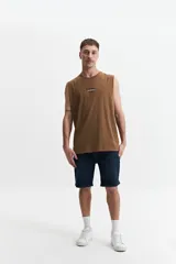 Musculosa blanca de algodón con corte oversize y estampado con texto en azul.