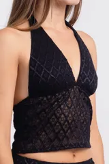 Falda midi negra de encaje con corte irregular y ruedo asimétrico.