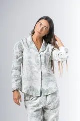 Pijama de algodón estampado, compuesto por una camisa de manga larga con botones y un pantalón recto con elástico en la cintura.