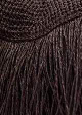 Bolso tipo sobre de fibra natural en color marrón, con diseño tejido y panel frontal de flecos largos.