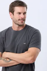 Remera lisa de manga corta y cuello redondo, color gris oscuro, de calce cómodo con pequeño logo bordado en el pecho.