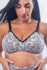 Bralette maternal de encaje bicolor blanco y negro, con copas forradas en algodón, sin aros y con clips en los breteles para facilitar la lactancia.