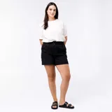 Short de jean negro con cintura elástica fruncida, cierre frontal con botón y bolsillos.