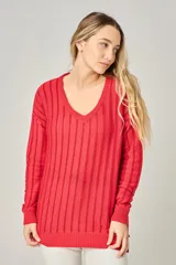 Sweater celeste de punto con escote en V y mangas largas.