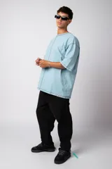 Remera manga corta color lila con costuras blancas a la vista.