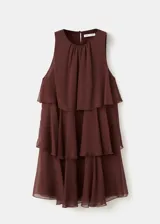 Vestido corto bordó con volantes en capas y tirantes anchos.