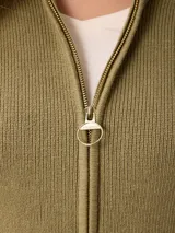 Cardigan de punto color azul, con cierre frontal completo, cuello alto y mangas largas con puños acanalados.