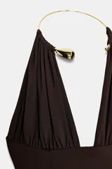 Body entallado de poliamida color marrón, con escote profundo y detalle de cuello metálico tipo choker integrado.